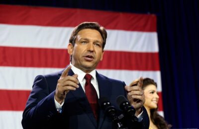 Ron DeSantis crede în libertatea de exprimare atâta timp cât vorbești doar despre măreția oamenilor albi heterosexuali