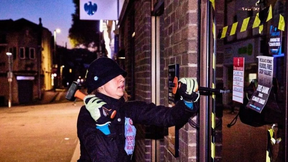 Cofondatorul Extinction Rebellion a fost amendat pentru că a spart vitrina Barclays