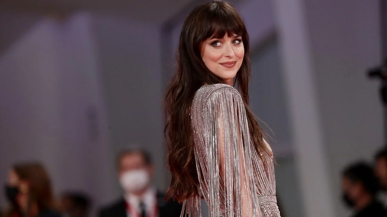 Dakota Johnson glumește despre acuzațiile de canibalism ale lui Armie Hammer la Sundance