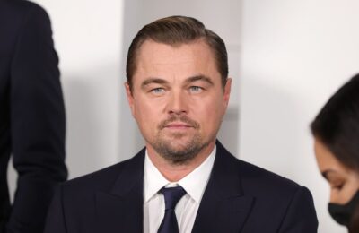 Leonardo DiCaprio salută anul 2023 alături de prietenul său de 23 de ani