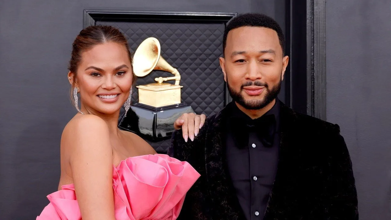 Chrissy Teigen și John Legend întâmpină cel de-al treilea copil