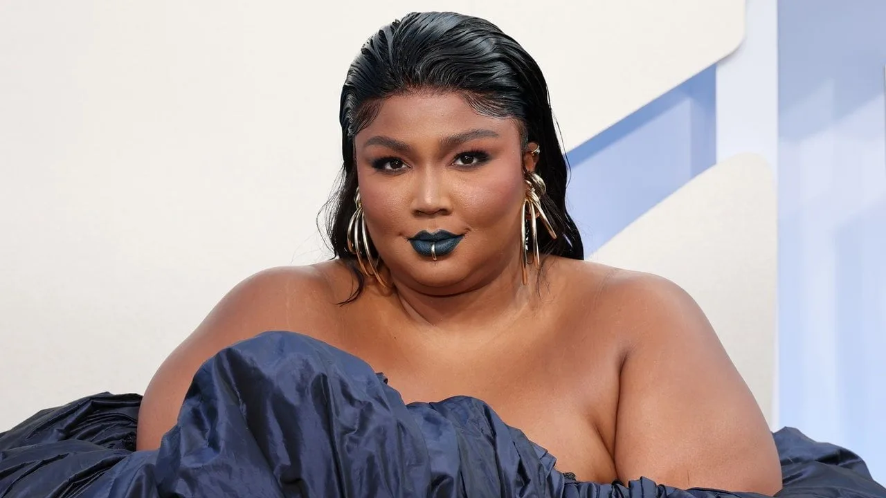 Lizzo spune că comentariile de rușine asupra corpului pe rețelele sociale ar trebui să coste bani – Urmărește videoclipul