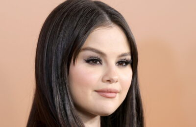 Selena Gomez a devenit aparent blond platinat într-o nouă postare criptică – Vezi poze