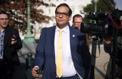 Modele Victoria’s Secret, o masă răsturnată, o comodă Ikea pretins furată: Povestea lui George Santos devine și mai ciudată