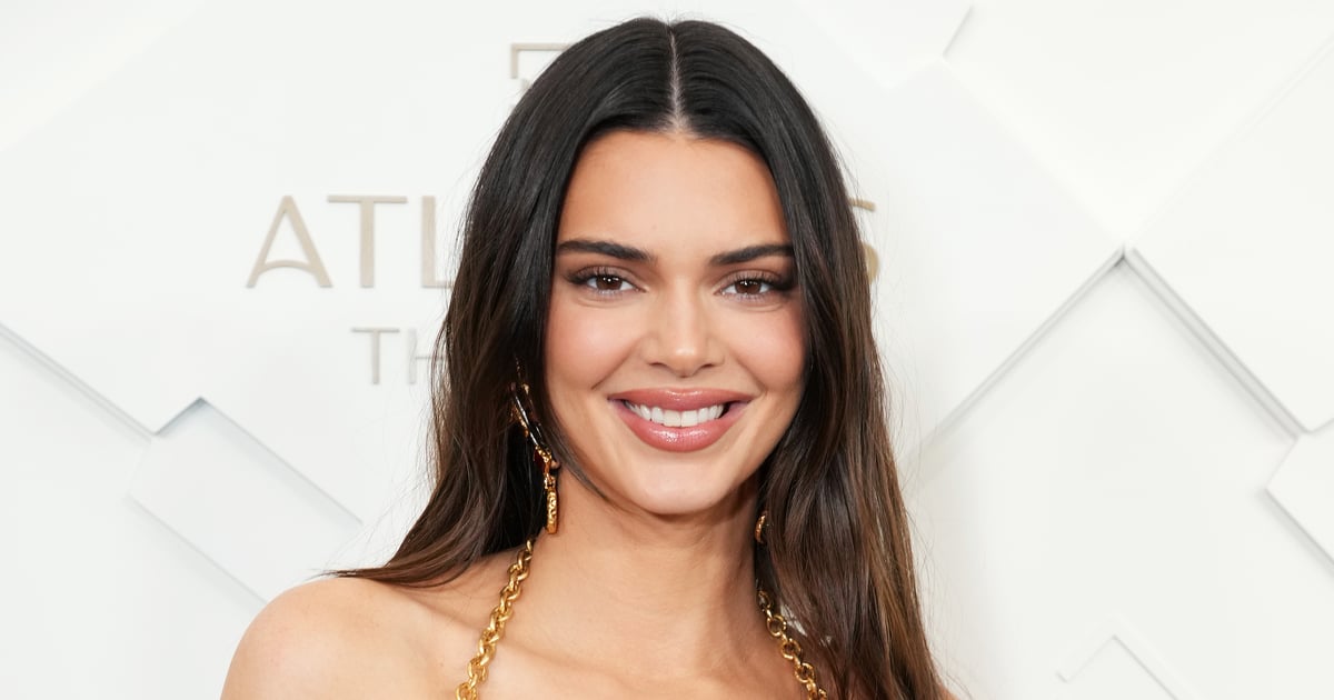 Rochie maro Schiaparelli Purse de Kendall Jenner în Dubai