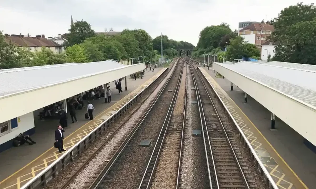 Nu circulă aproape niciun tren în Anglia astăzi, deoarece mecanicii de tren intră în grevă