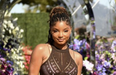 Halle Bailey poartă un bikini roz cu bretele cu lanț