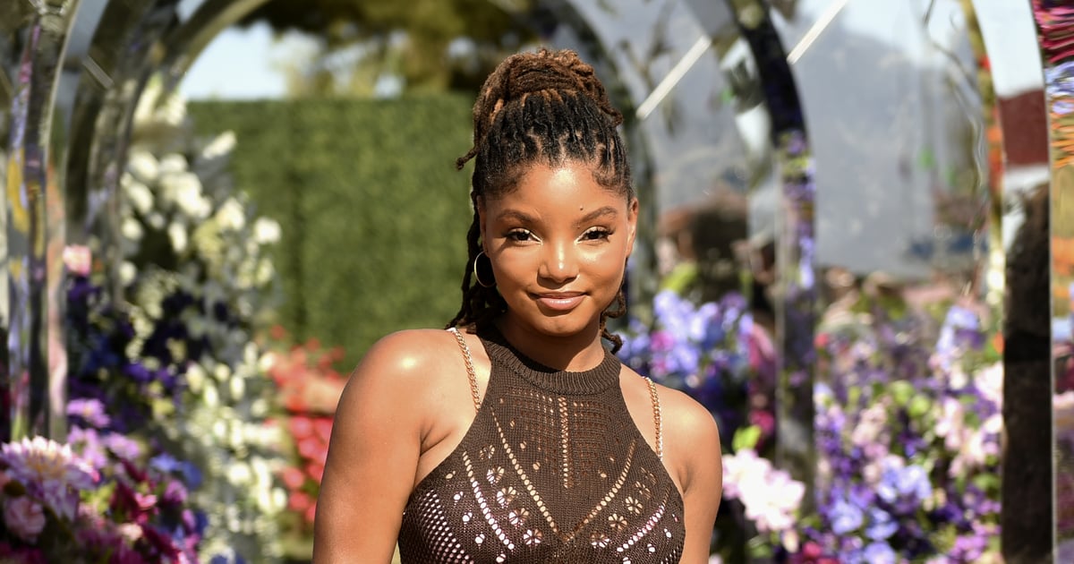 Halle Bailey poartă un bikini roz cu bretele cu lanț