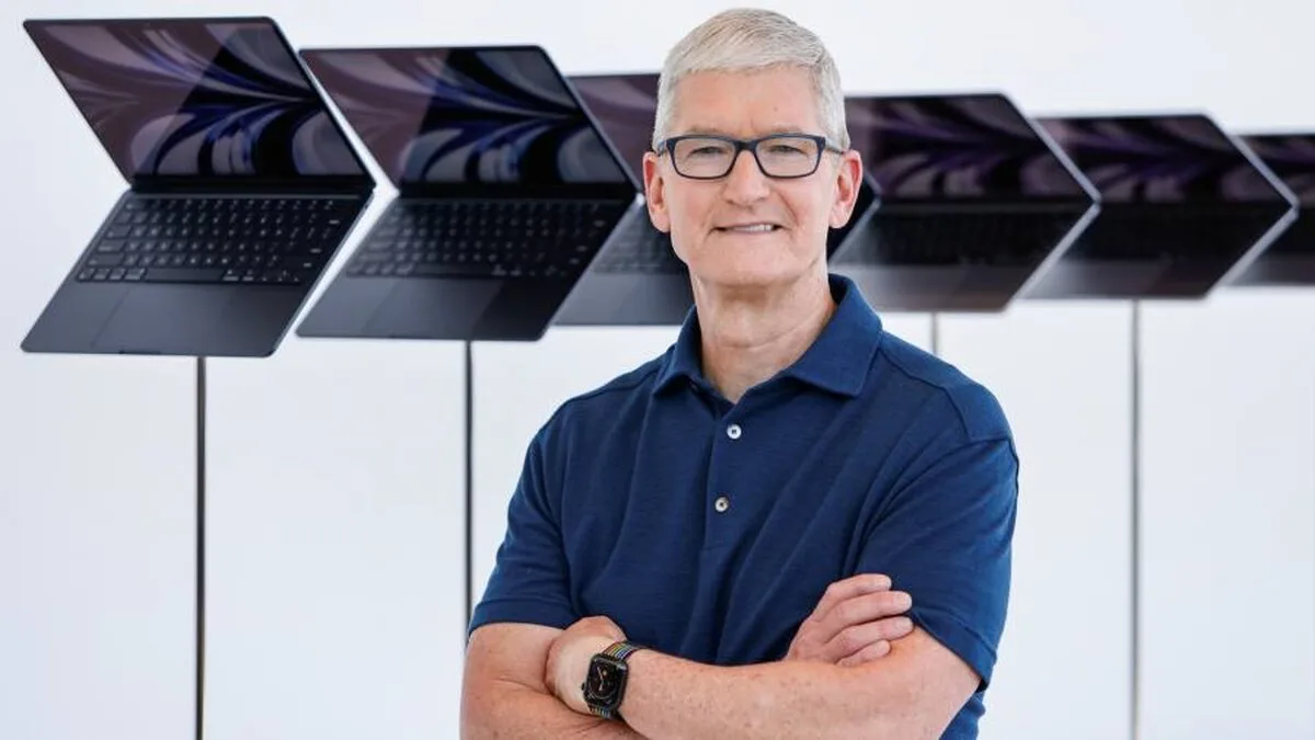 CEO-ul Apple, Tim Cook, reduce salariul cu 40% anul acesta