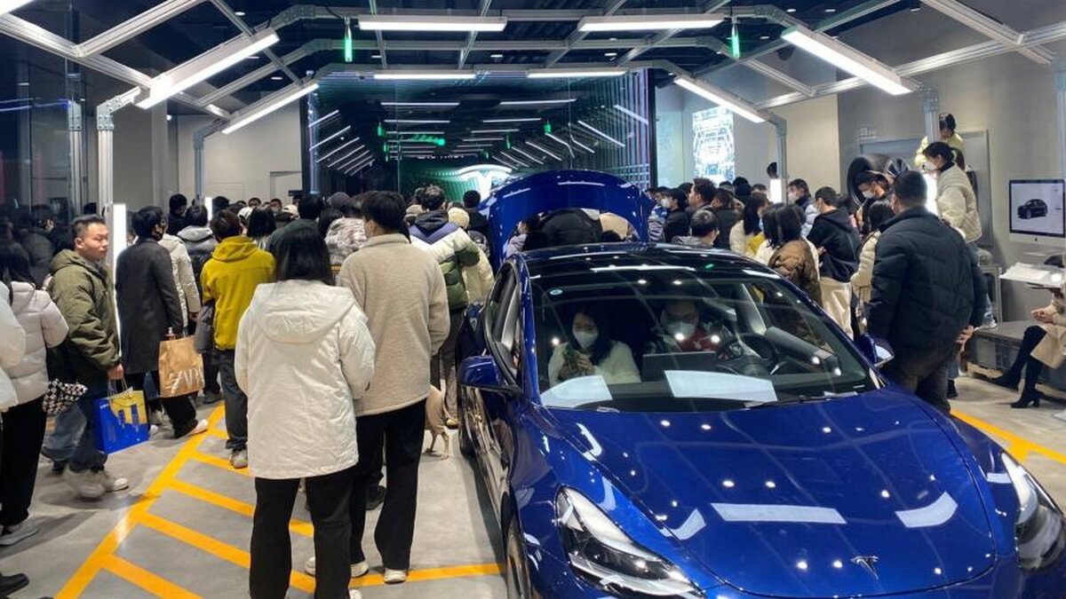 Tesla reduce prețurile mașinilor electrice în Europa și Statele Unite pentru a susține cererea