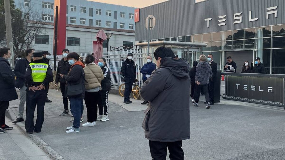Proprietarii de Tesla din China protestează împotriva reducerii prețurilor
