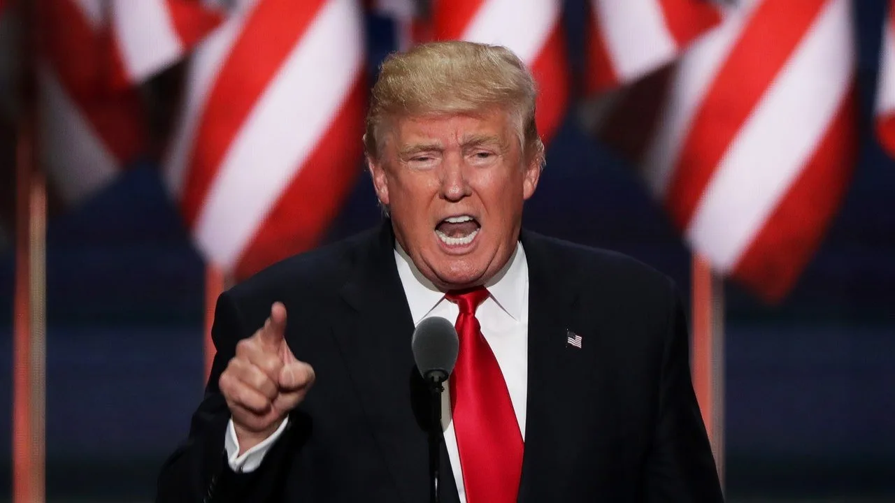 Spuneți o rugăciune pentru băieții cu autobuzul Mar-a-Lago: Donald Trump tocmai a fost amendat cu 1 milion de dolari pentru procesul său foarte frivol Clinton