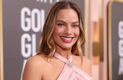 Rochia roz Chanel a lui Margot Robbie la Globurile de Aur 2023