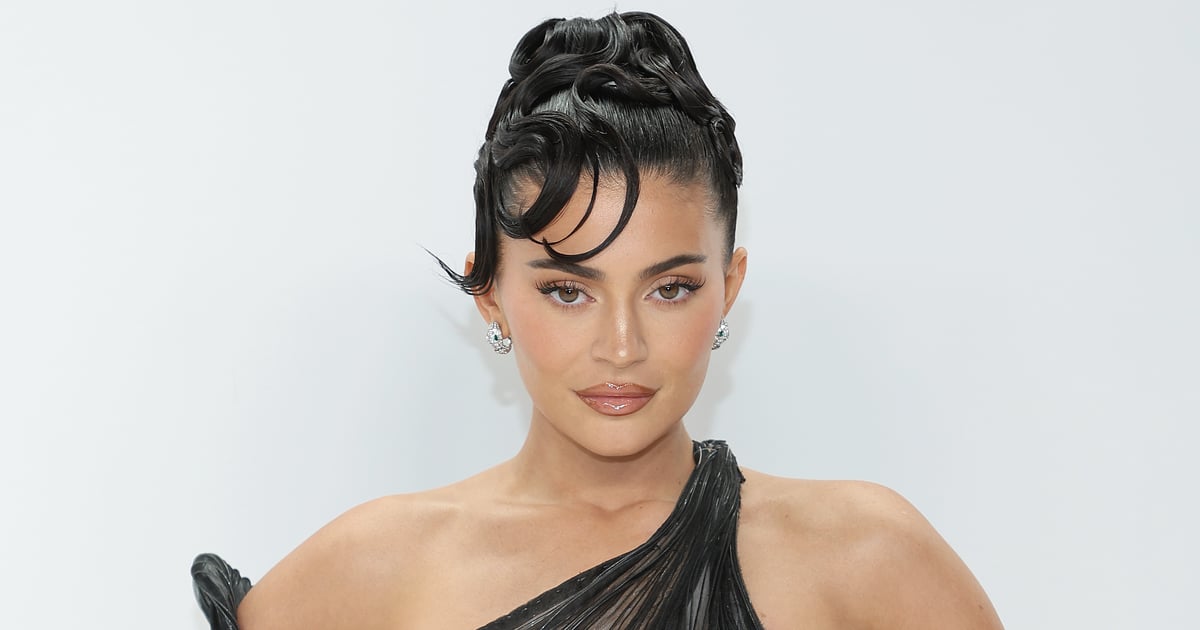 Kylie Jenner poartă o salopetă Alaïa în noaptea de Revelion
