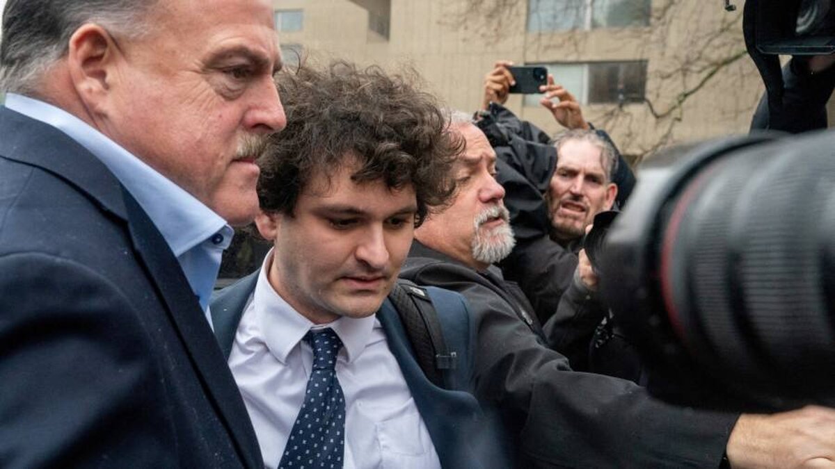 Procurorii cer instanței să îi interzică lui Sam Bankman-Fried să își contacteze colegii de la FTX