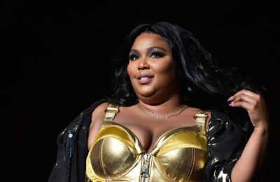 Imbracamintea modelată Yitty de la Lizzo a fost lansată cu Fabletics