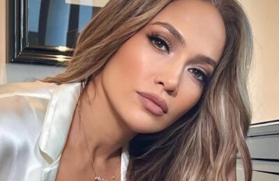 J Lo pozează pentru Intimissimi într-un sutien negru și pijamale albe din satin