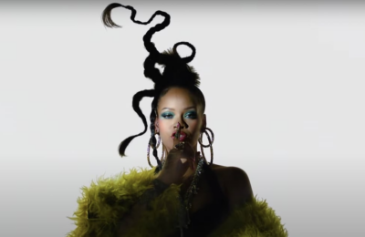 Rihanna tachinează spectacolul de la jumătatea timpului de la Super Bowl într-o haină de blană