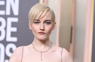 Julia Garner poartă o bustieră orbitoare la Globurile de Aur