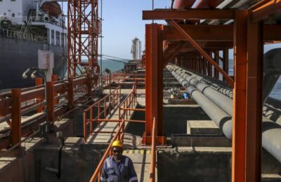 Trafigura vinde pachetul de acțiuni la rafinăria indiană susținută de Rosneft