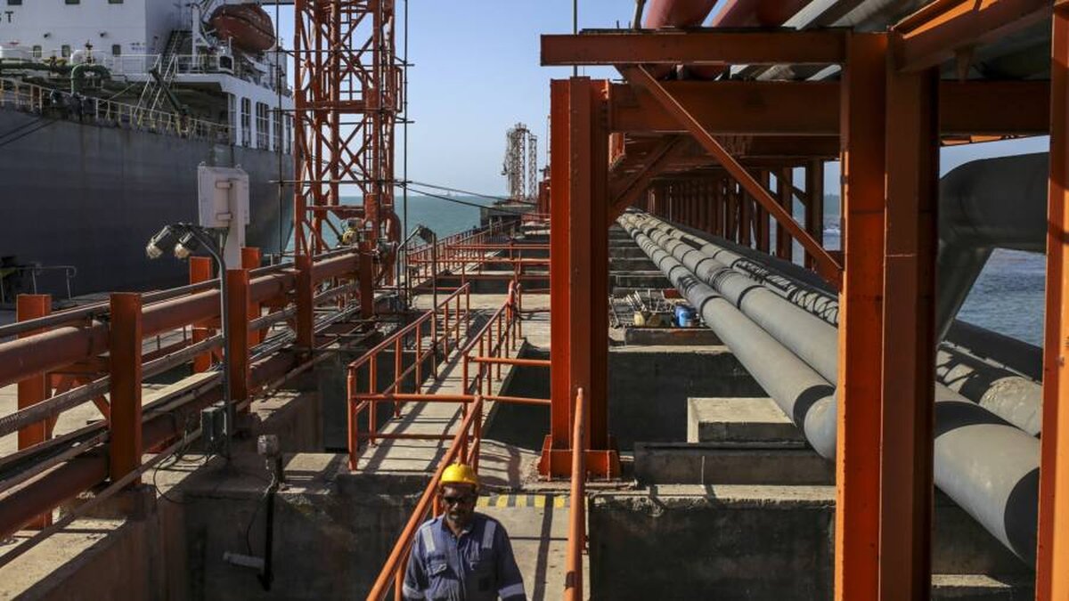 Trafigura vinde pachetul de acțiuni la rafinăria indiană susținută de Rosneft