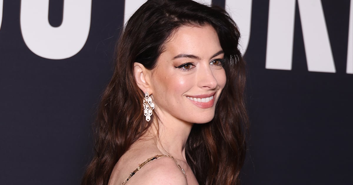 Anne Hathaway poartă o minivestire cu paiete  Săptămâna Modei la Paris