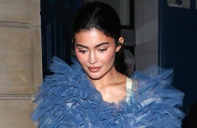Minirochie Margiela și decolteu cu cristale de Kylie Jenner