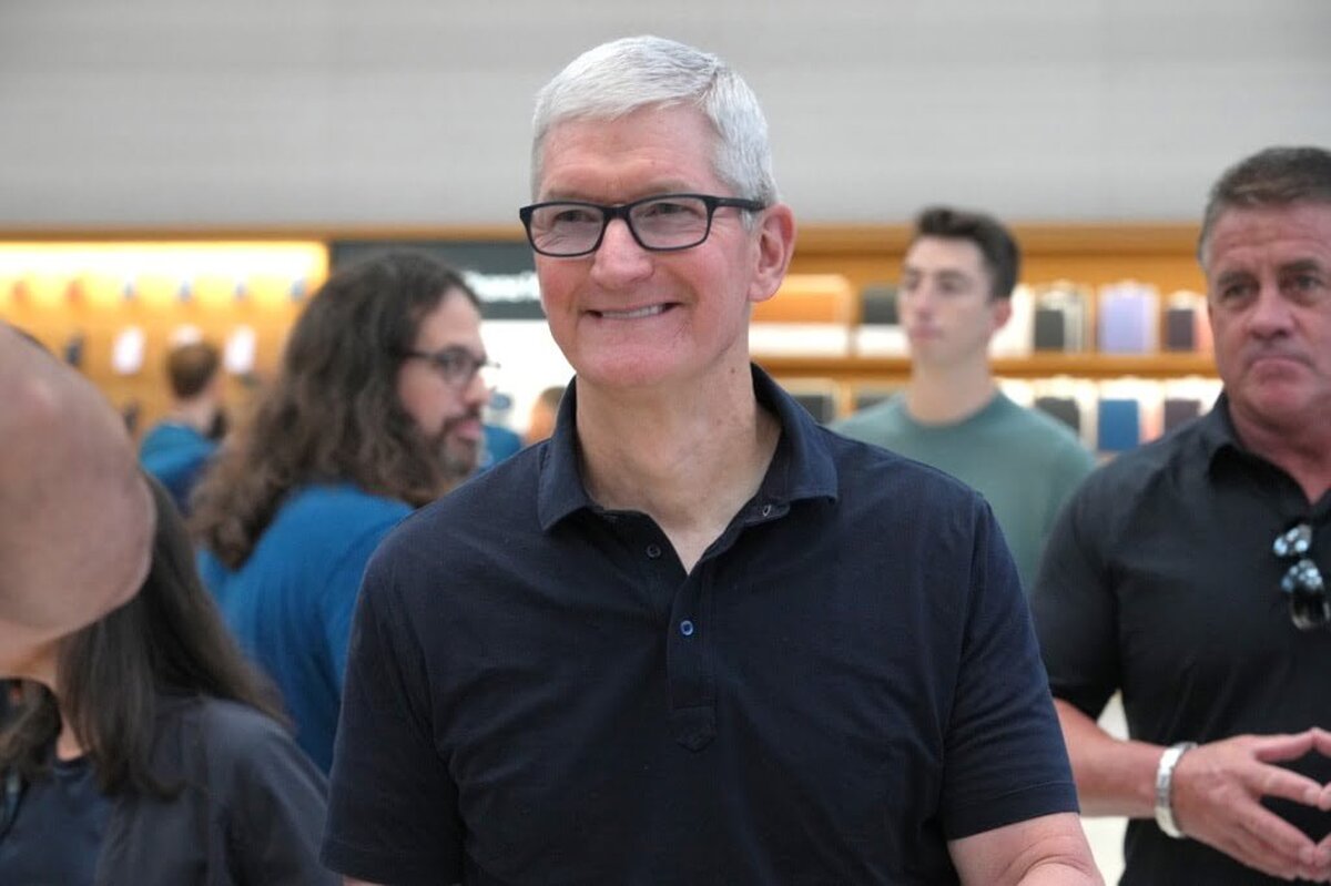 CEO-ul Apple, Tim Cook, se apropie din nou de 100 de milioane de dolari în salariu anual în anul fiscal 2022, dar dezvăluie planul de a reduce salariile cu 40% în acest an, după respingerea acționarilor