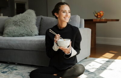 Cum Arielle Charnas și Something Navy au devenit un sac de box pentru rețelele sociale (din nou)