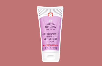 First Aid Beauty KP Loțiune de corp netezitoare cu 10% AHA – Recenzie
