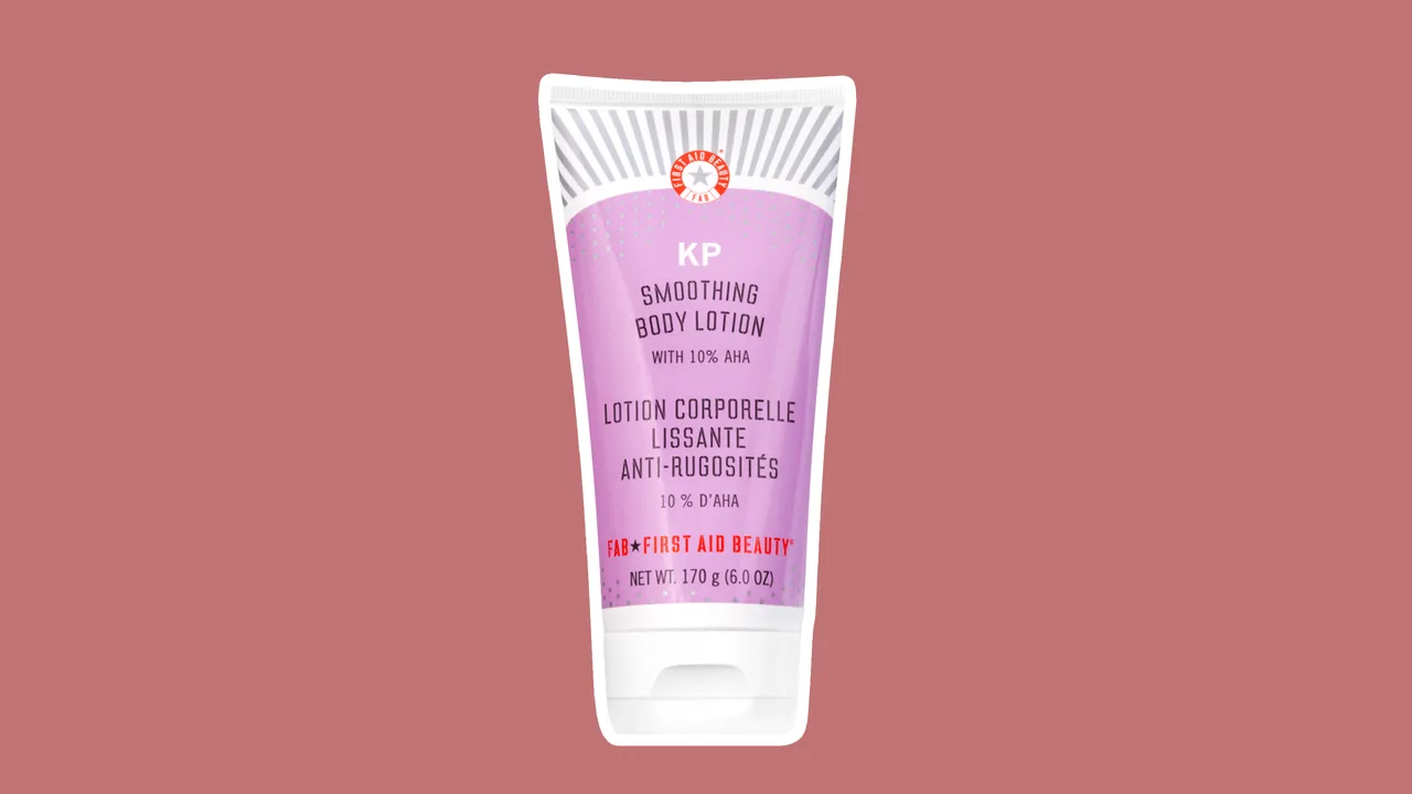First Aid Beauty KP Loțiune de corp netezitoare cu 10% AHA – Recenzie