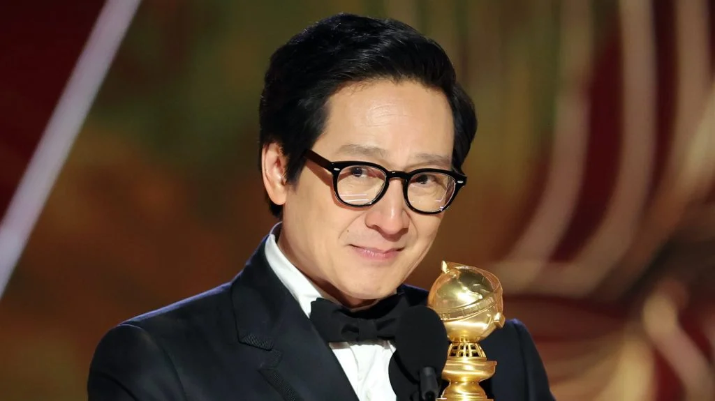 Ke Huy Quan îi aduce un omagiu lui Steven Spielberg, mai mult la Globurile de Aur – News24