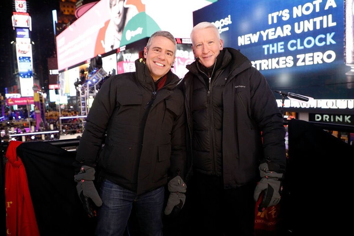 Andy Cohen și Anderson Cooper de la CNN nu beau alcool, ci găsesc o soluție – News24