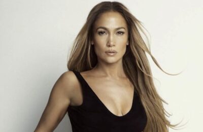 J Lo poartă un body negru cu picioare înalte pentru campania JLo Body