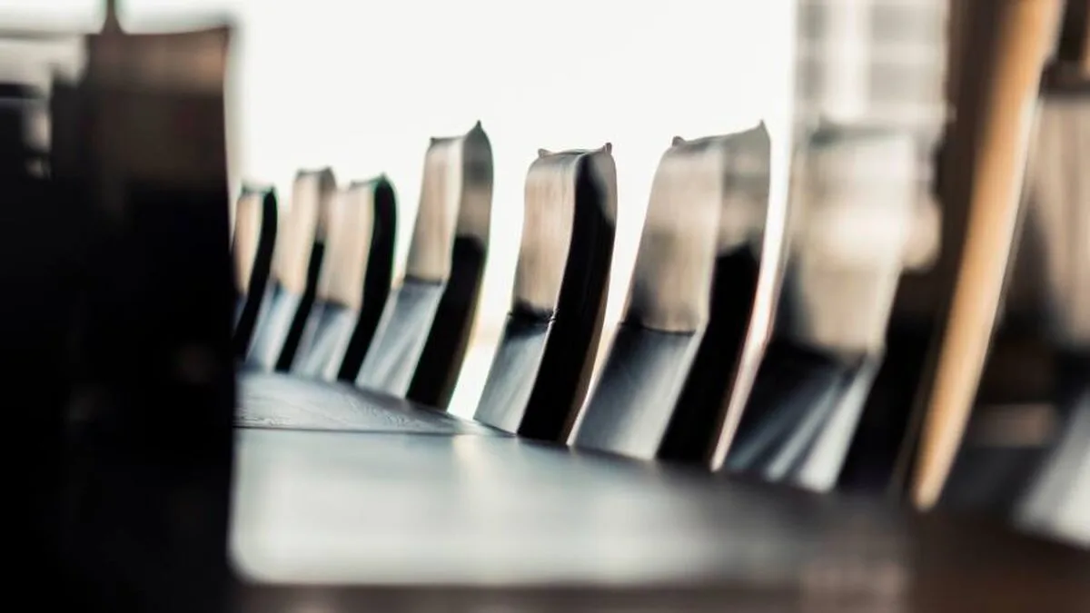 Femeile depășesc 40% în consiliile europene de servicii financiare, dar barierele rămân