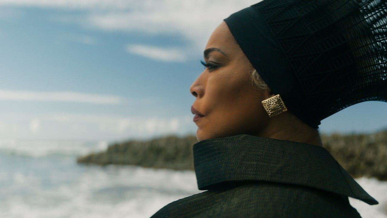 Angela Bassett încă se distrează cu Oscarul Black Panther