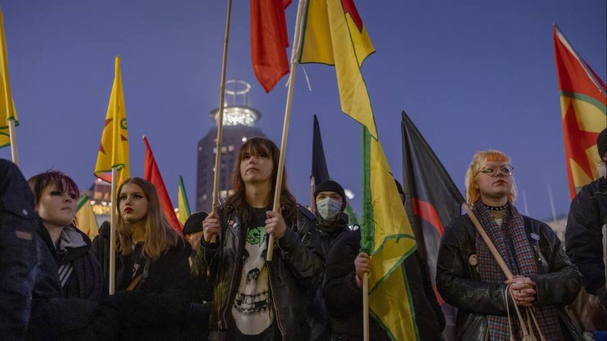 Aplicarea NATO a Suediei este în pericol după ce Coranul a fost ars în fața ambasadei Turciei