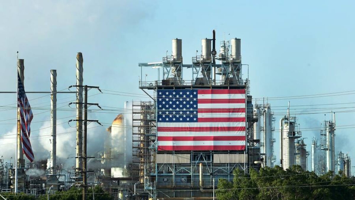 Exxon și Chevron împart 100 de miliarde de dolari în profituri după ce prețul petrolului a crescut