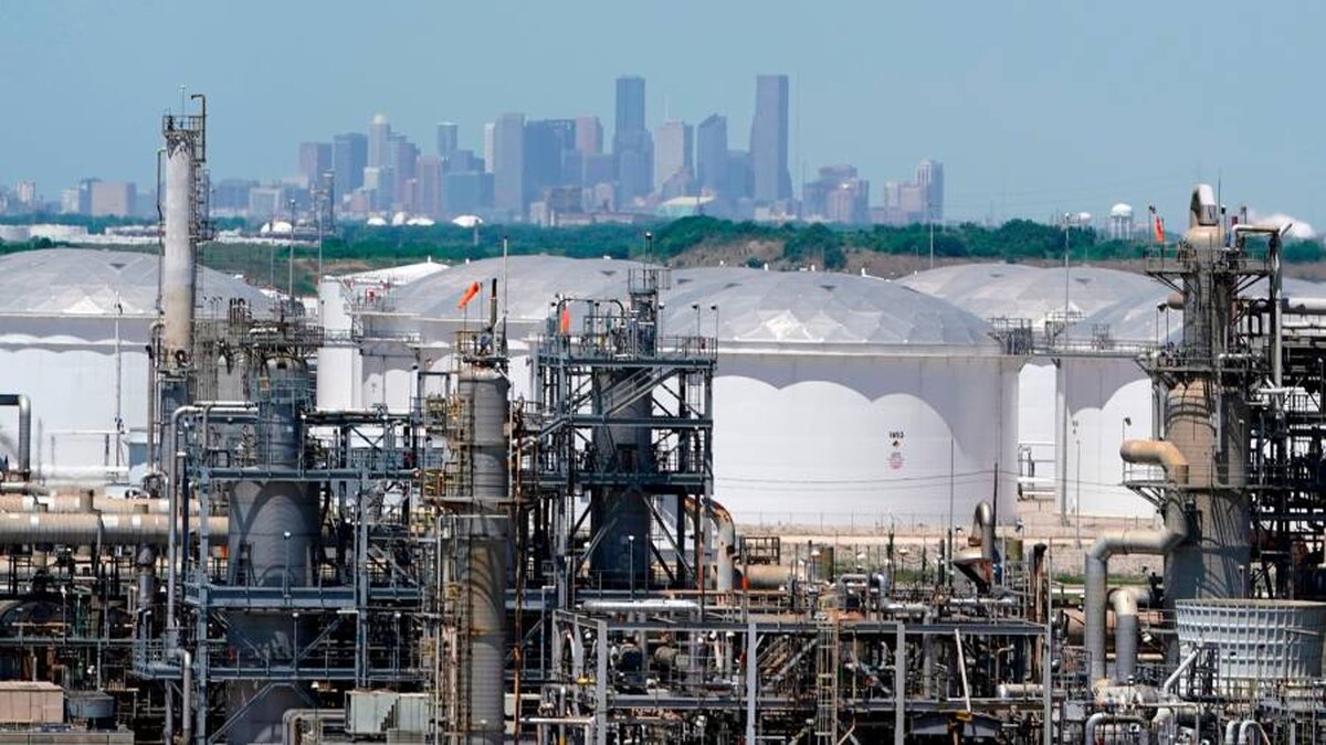 Cererea globală de petrol va atinge maxime record pe măsură ce China se redeschide, spune AIE