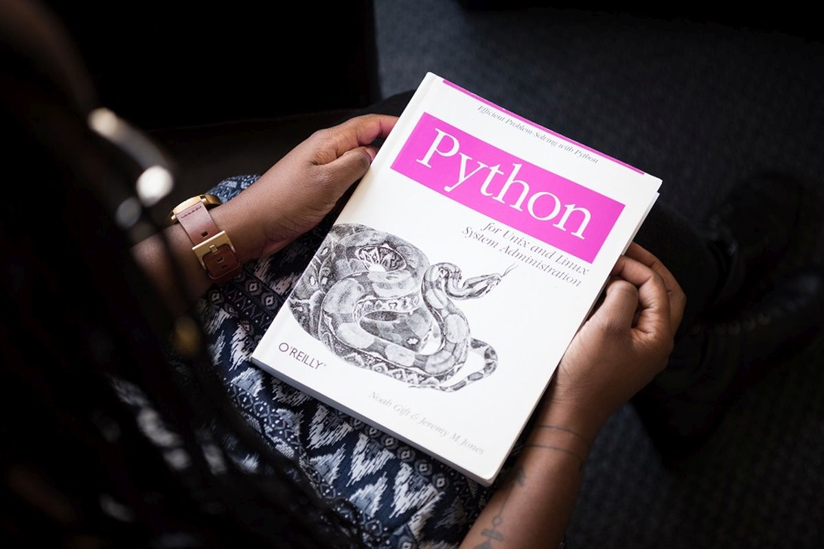 Un curs Python, insuficient. Ce trebuie să faci pentru a învăța să programezi în acest limbaj de cod?