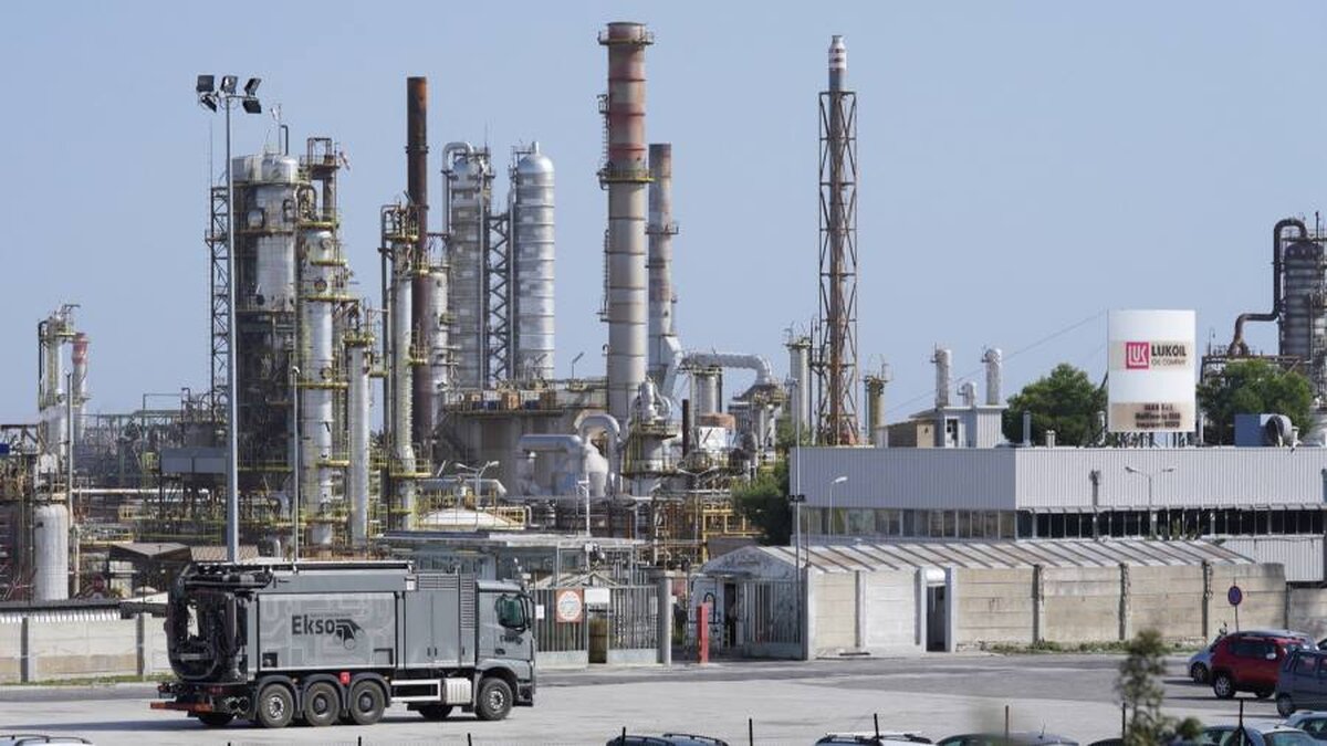 Lukoil din Rusia își vinde rafinăria italiană unui fond de capital privat susținut de Israel