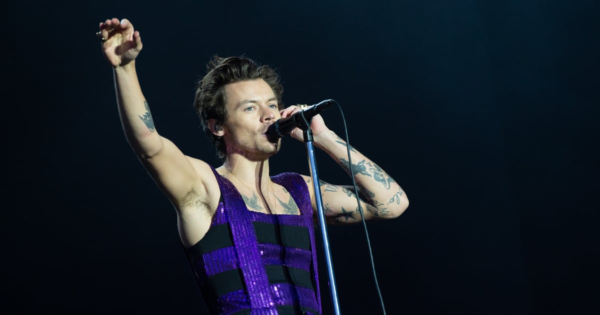 Priviți cum se desfac pantalonii de piele ai lui Harry Styles la concertul din Los Angeles