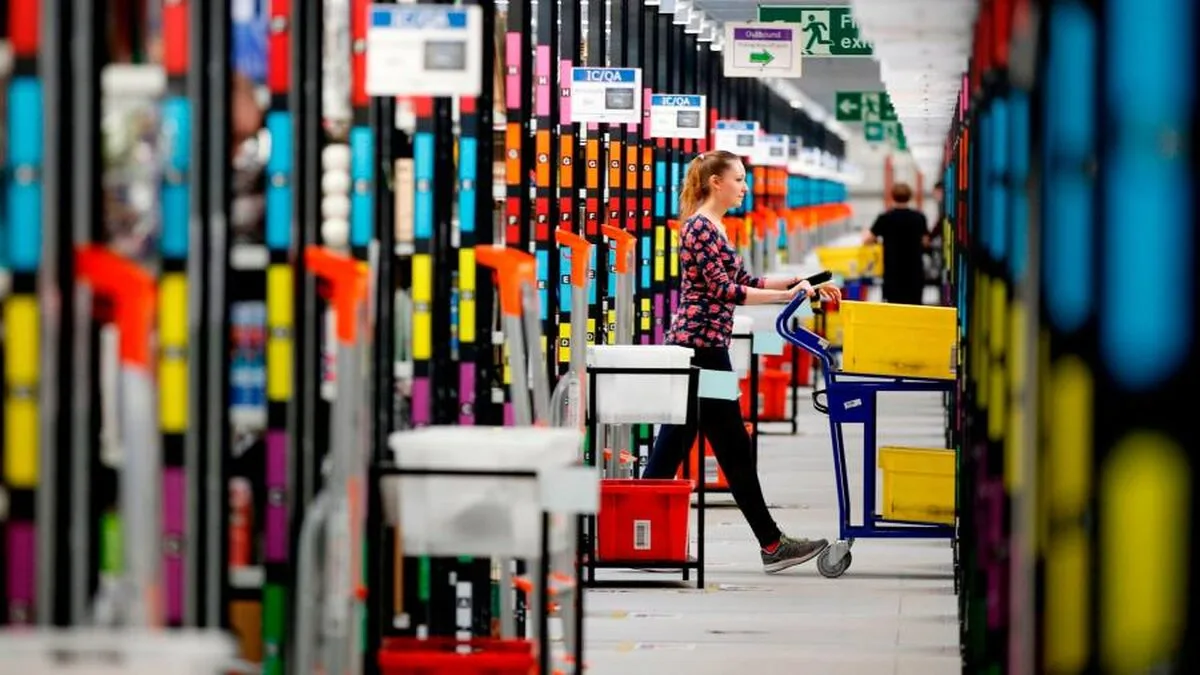 Amazon plănuiește să închidă trei depozite din Marea Britanie, deoarece grupul reduce costurile