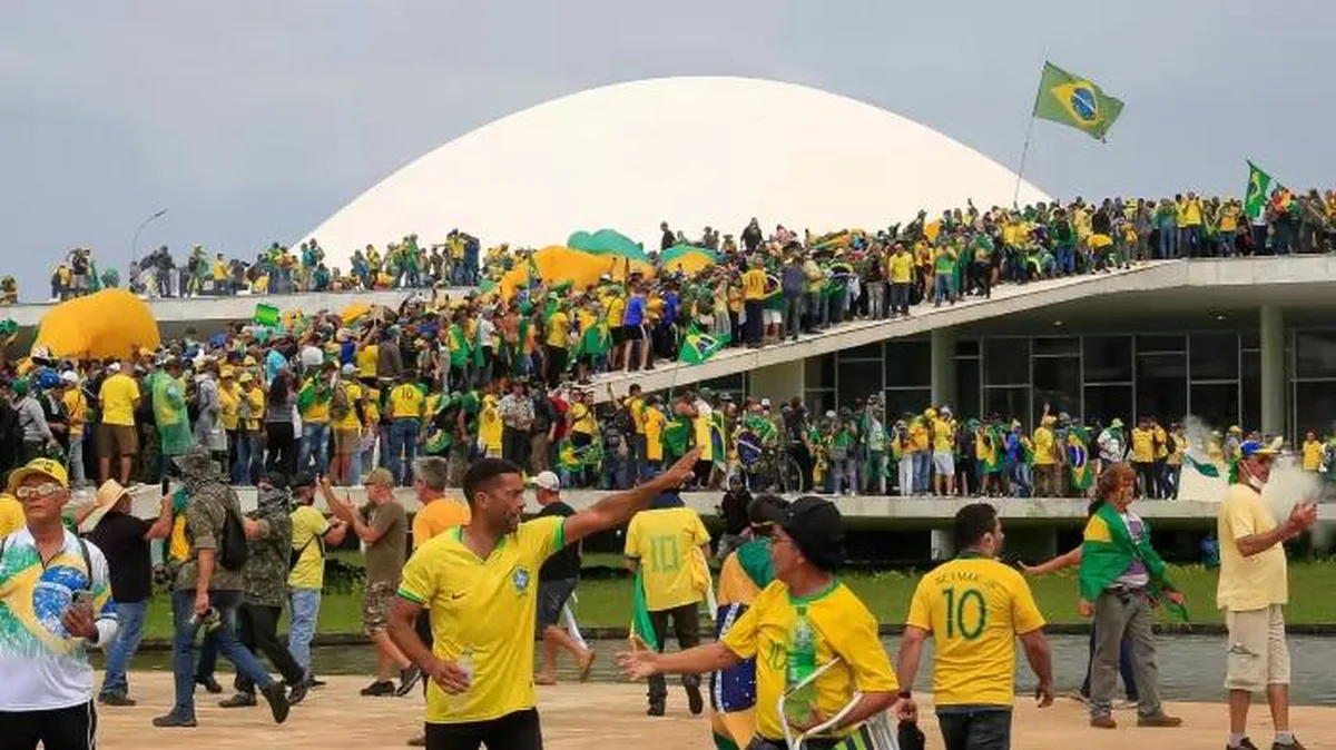 FirstFT: Poliția braziliană eliberează Congresul de revoltății pro-Bolsonaro