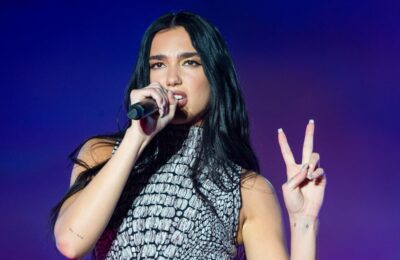 Dua Lipa poartă o minirochie cu sclipici cu un tanga expusă de Revelion