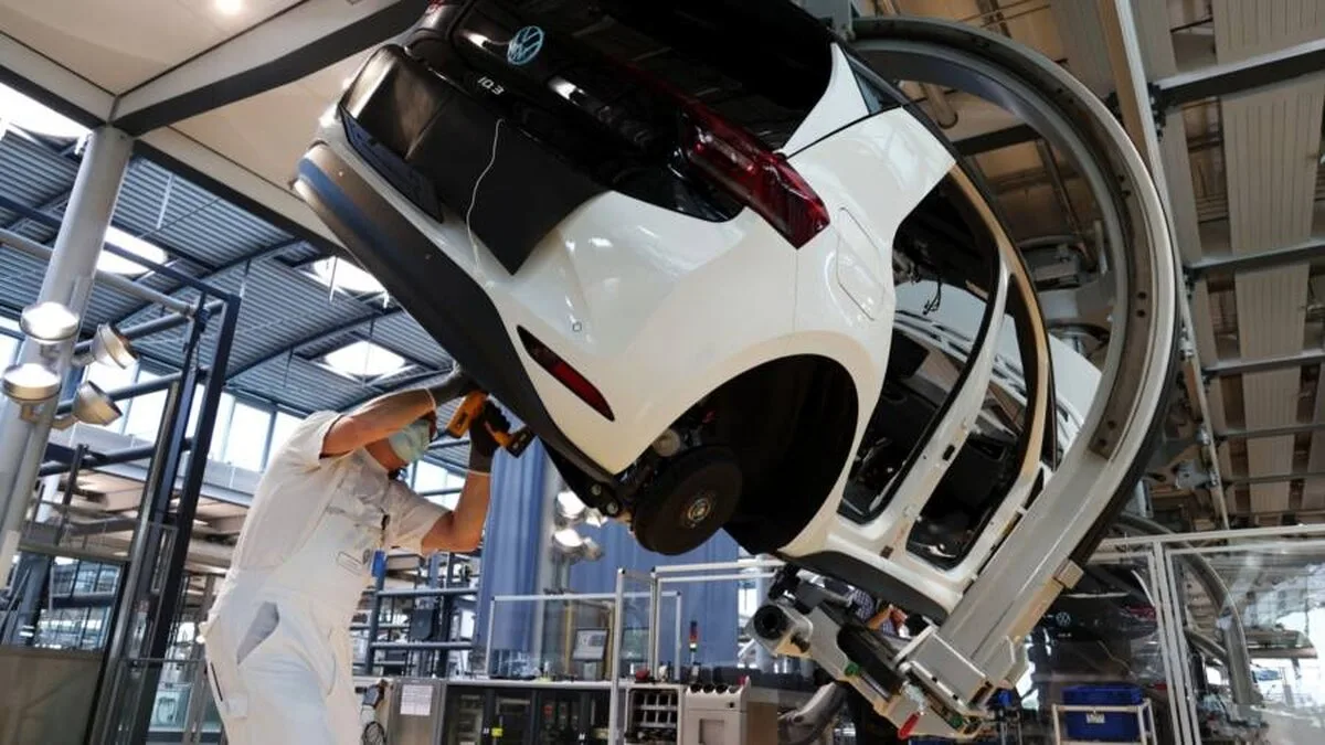 Producătorii chinezi de baterii întăresc strânsoarea aprovizionării globale