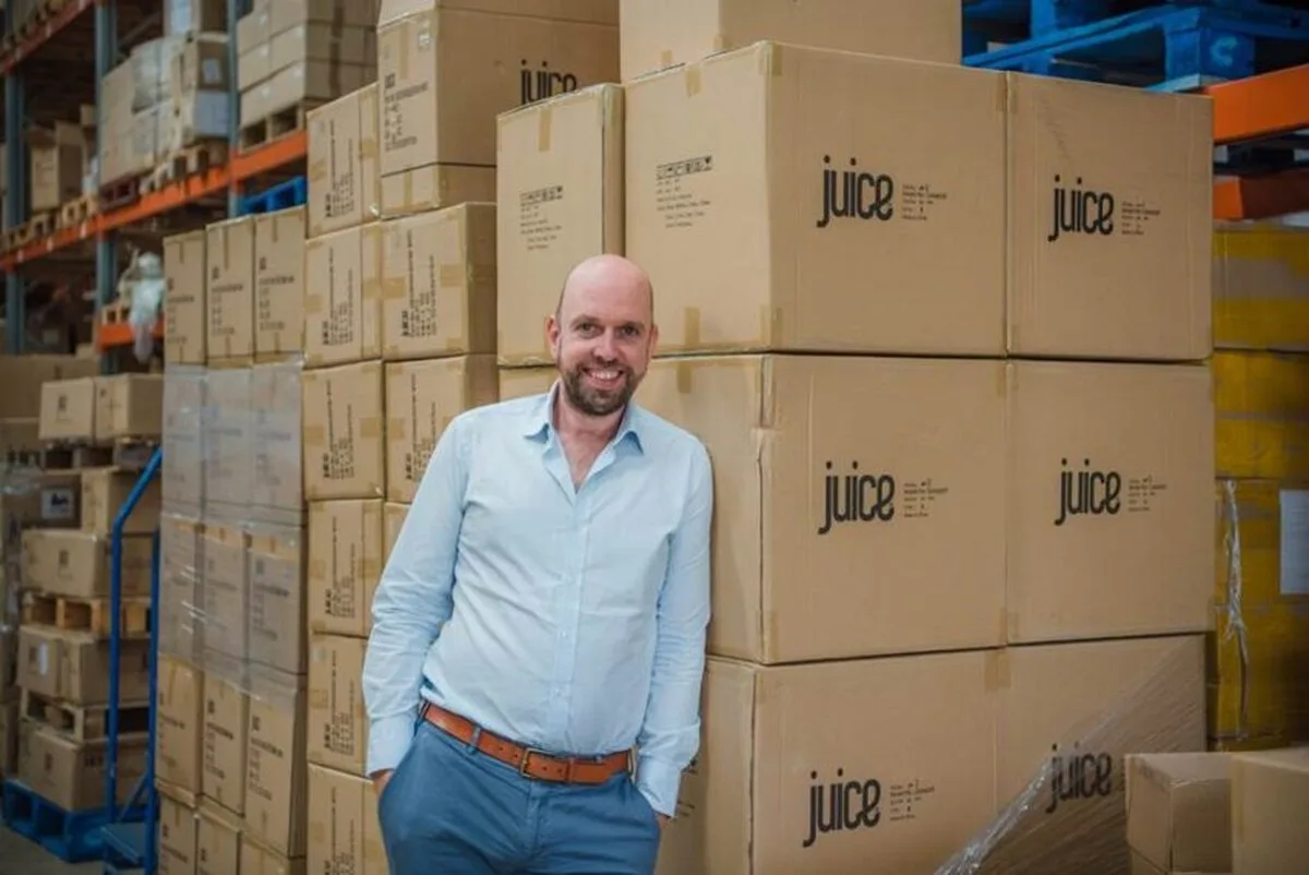 Proprietarul de afaceri ia un impact financiar pentru a proteja clienții de creșterea costului vieții
