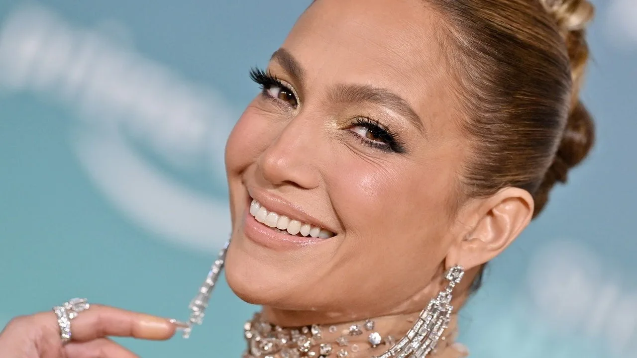 Jennifer Lopez a făcut tendința „Lip Gloss Manichiura” de la TikTok și a dat-o în cuie – Vezi fotografiile