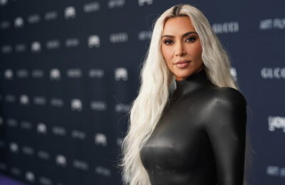 Kim Kardashian și-a coafat părul cu Chicago pentru a cincea ei aniversare – Vezi fotografiile