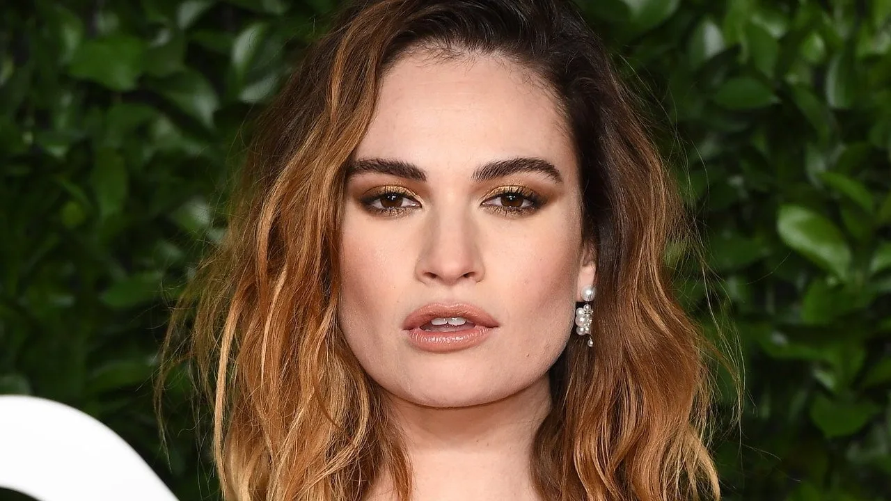 Părul bombă al anilor ’90 al lui Lily James a fost de aur Globul de Aur — Vezi poze